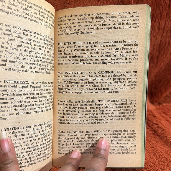 Judith Crist’s Tv Guide to the movies ( copyright 1974 ) - Picture 7 of 8